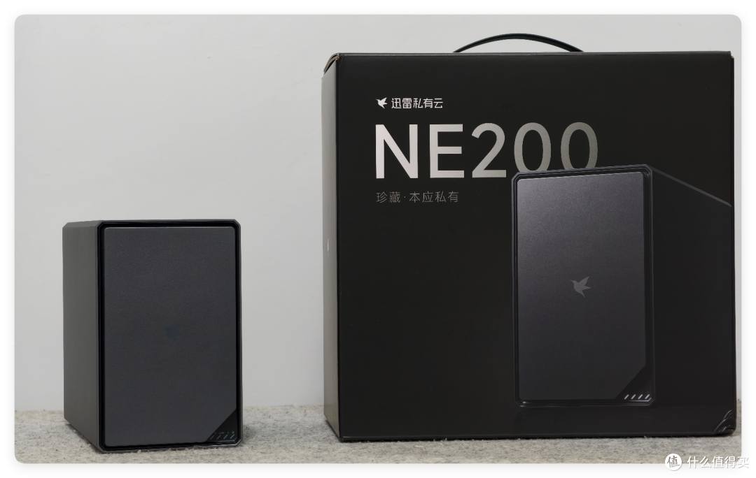 迅雷私有云 NE200 的包装盒与机身本体