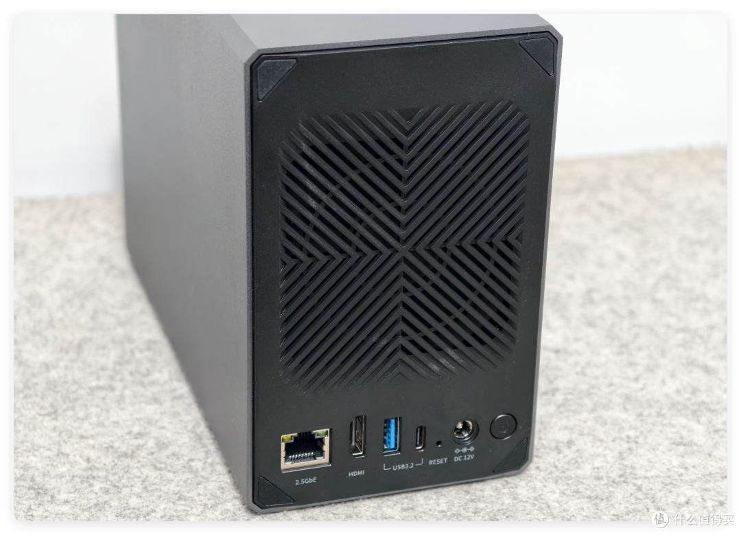 机身背部：棱形通风纹路与 2.5GbE 网口、HDMI、USB-A 3.2、USB-C 3.2、RESET、DC 12V 接口
