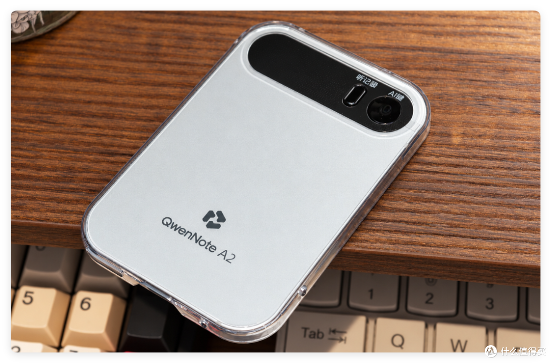 QwenNote A2 实拍:卡片式机身放在键盘旁