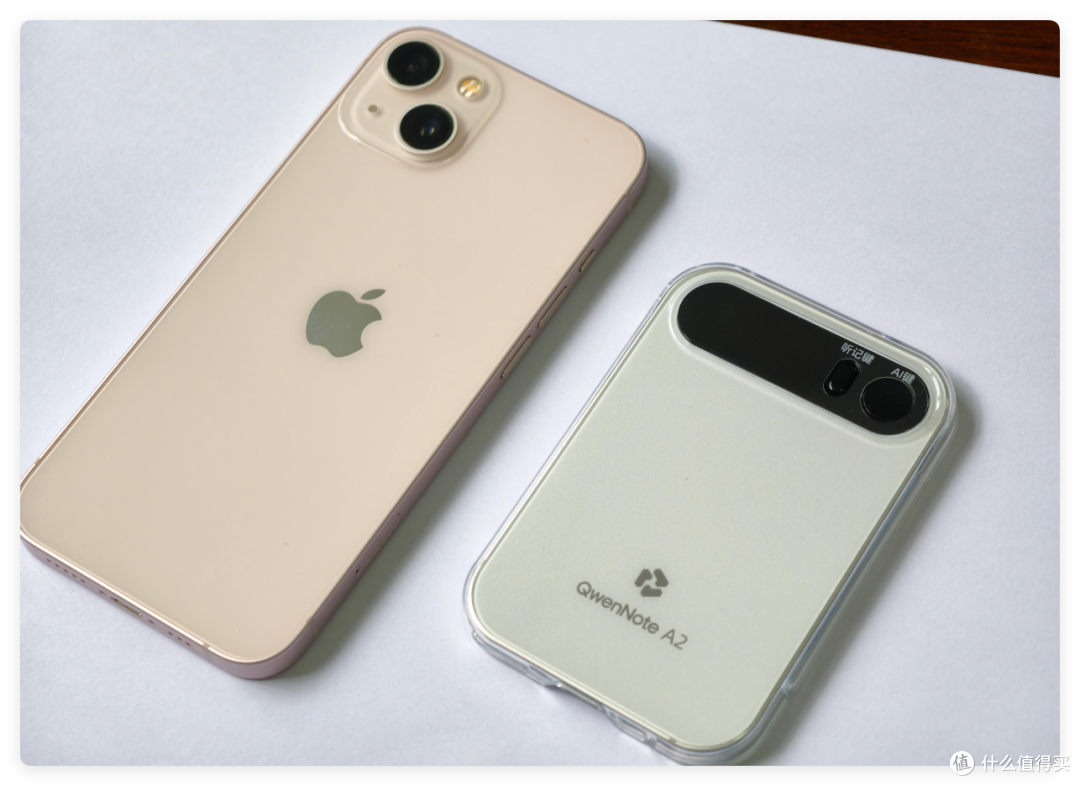 QwenNote A2 与 iPhone 并排对比,轻薄卡片式机身